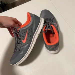 Women's Nike gray & coral sneakers‎ — size 9.5 thumbnail 3