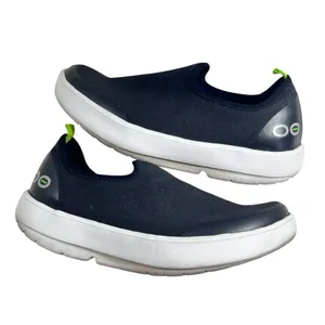 OOFOS OOmg eeZee Low Shoe in Black/White Black Size 8 thumbnail 4