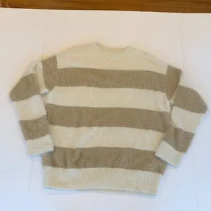 Universal Thread Women’s Medium Fuzzy Neutral Tan Oversized Crewneck Sweater thumbnail 2