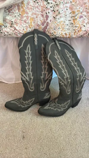 Grey/black Cowgirl Boots thumbnail 3