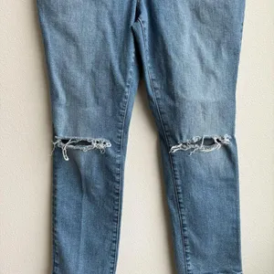 Good American Good Classic High Rise Medium Wash Distressed Jeans Size 14 / 32 thumbnail 2