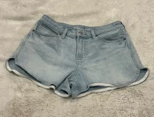 Old Navy Low-Rise Dolphin Hem Denim Shorts Size 8 thumbnail 1