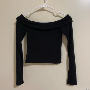Edikted Women's Long Sleeve Off-the-Shoulder Black Cropped Top (Size XS) thumbnail 1