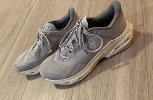 On Cloud Shoes thumbnail 1