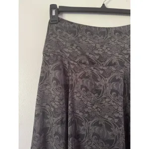The Limited Gray Floral Silk A Line Knee Length Skirt Women’s Size 2 thumbnail 3