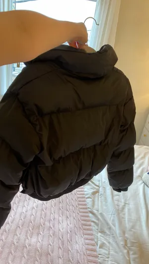 Cropped Black Puffer Jacket Size M thumbnail 4