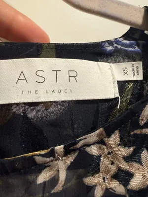 ASTR "The label" Ladies Beautiful Sheer,‎ Open Back Nicole Miller Blouse Size Xs thumbnail 8
