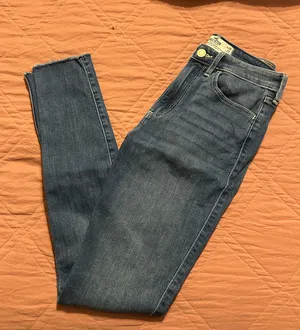 Hollister Curvy High-Rise Skinny Jeans thumbnail 1