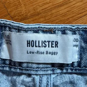 Hollister Low-Rise Baggy Denim Shorts Size 10 30 Long Light Wash Blue Raw Hem thumbnail 2