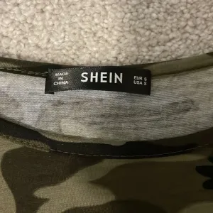SHEIN Womens Camo Print Short Sleeve Crop‎ Top Tee Olive Green Small 5536692 thumbnail 2