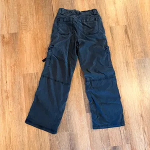 American Eagle Faded Black Baggy Cargo Jeans Stretch Size 8 Short thumbnail 2