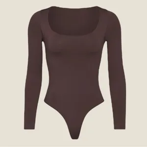 SKIMS l Essentials Long Sleevw Scoopneck Bodysuit thumbnail 2