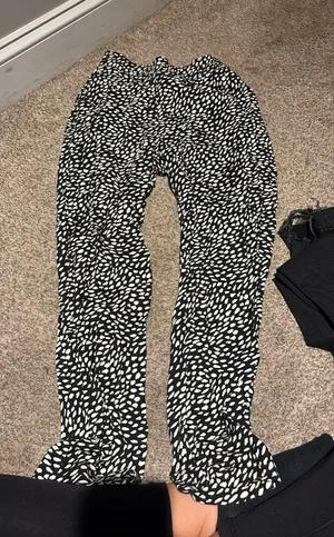 Old Navy Tapered Pants thumbnail 3