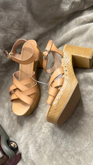 Old Navy Women's Tan Platform Sandals Size 9 thumbnail 3