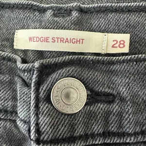 Levis Womens Size 28 Wedgie Straight Jeans Distressed Gray Black Wash Button Fly thumbnail 6