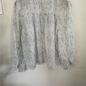 Light Blue Floral Pintuck Tunic Blouse Size M thumbnail 4