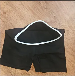 fabletics 4” black and white piping seamless scrunch high waisted shorts thumbnail 3