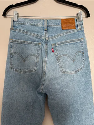 Levi’s ribcage straight jeans in size 27 thumbnail 4