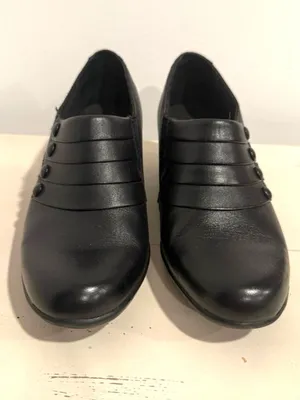 Clarks Bendables Ingalls Falls Black Leather Ruched Button Ankle Bootie Size 7.5 thumbnail 2