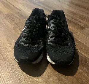 Nike Women’s Zoom Sneakers Black and White - Size 7.5 thumbnail 2
