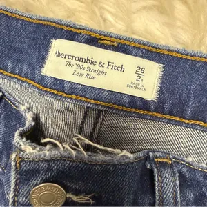 Abercrombie & Fitch The 90s Straight Low Rise Jeans Size 2R / 26 thumbnail 5