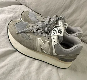 New Balance 574 Women’s Shoes Size 7.5 Used thumbnail 1