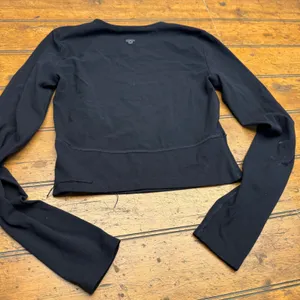 TnA action‎ Aritzia Black Long Sleeve Cropped Athletic Top Women's Size S thumbnail 7