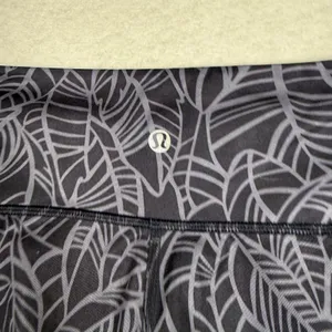 Lululemon Crop Leggings Womens Size 8 Black‎ Gray Palm Leaf Print thumbnail 4