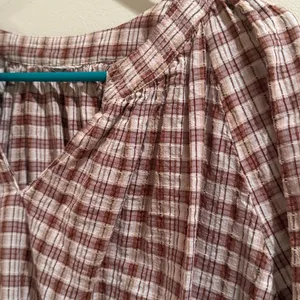 Universal Threads Plaid V-Neck Women's Top Size Large thumbnail 3