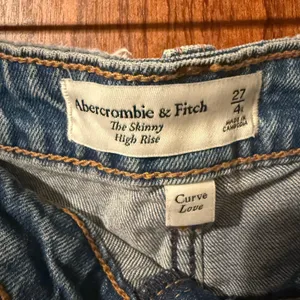 Abercrombie & Fitch Curve Love High Rise Skinny Jeans 27/4R Blue Distressed Hem thumbnail 4