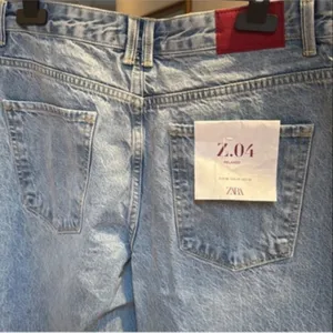 Zara Women Relaxed Light Blue Washed Jeans thumbnail 5
