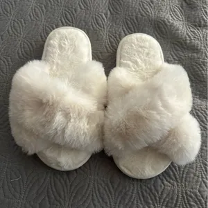 Women’s Size 9/10 White Faux Fur Bridesmaid/Bride Slippers thumbnail 2