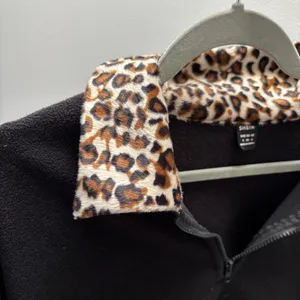 SHEIN Black Half-Zip Pullover with Leopard Print Collar thumbnail 2