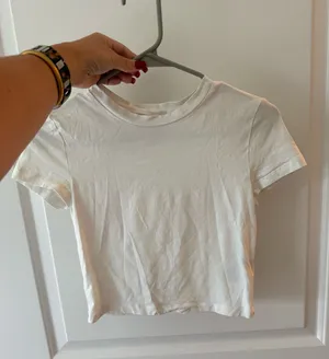 White Cropped H&M divided basic tee thumbnail 1