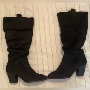 Forever 21 Women's Black Knee-High Boots Size: 7.5 thumbnail 1