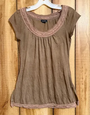 Eyeshadow women’s fit top Size Large thumbnail 1