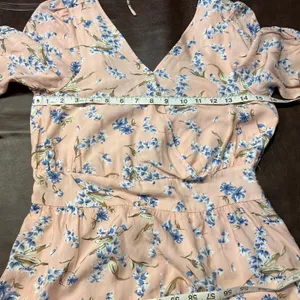 Le Lis Baby Pink‎ Floral Romper Womens Medium Rayon Open Back Short Sleeve thumbnail 12