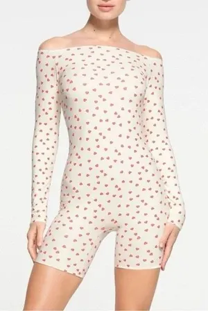 SKIMS fits everybody open back onesie Color ruby heart print thumbnail 1
