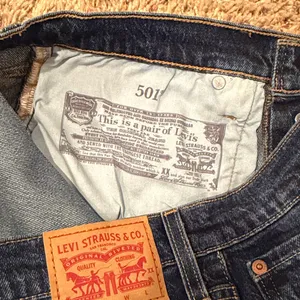 Levi’s 501 Raw Fray Cutoff Hem Dark Wash Denim Jean Shorts Button Fly Size 30 thumbnail 10