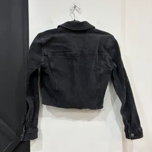 Hollister Cropped Black Denim Jacket Size Small Distressed Raw Hem thumbnail 4