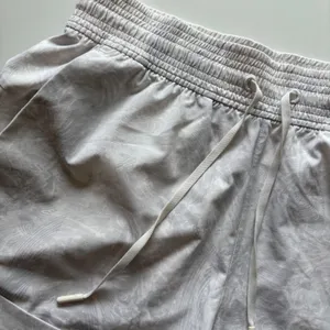 Lululemon‎ Womens White Gray Swift Speed Running Shorts Drawstring Size 8 thumbnail 2