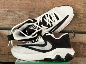 Nike Giannis black and white basketball shoe 7 youth 8.5 women’s. thumbnail 2