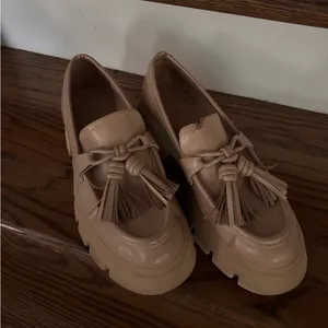 Zara Chunky Tassel Loafer Flats in Beige thumbnail 3