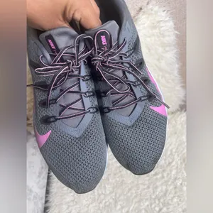 Nike Women's Size 10 Quest Grey Pink Running Sneakers thumbnail 10
