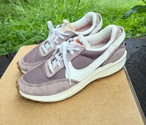 Woman's Sneakers Nike Waffle Debut Vintage Running Shoe size 9.5 thumbnail 1