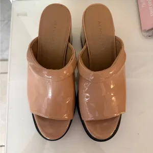 AEROSOLES ECHO platform sandals Women's Glossy Tan Mules size 7 thumbnail 2