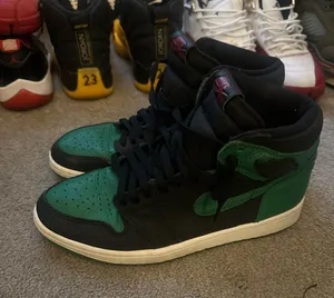 Pine Green Jordan 1  thumbnail 1