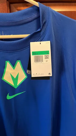 Nike NWTs Milwaukee Bucks Long Sleeve Tshirt thumbnail 3