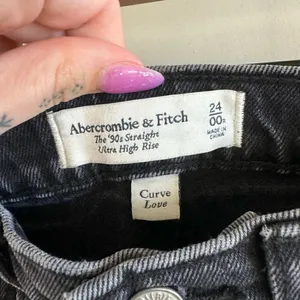Abercrombie Curve Love Ultra High Rise 90s Straight Jean thumbnail 8