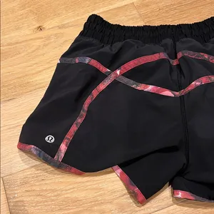 Lululemon Womens Tracker Short III Size 4‎ Black / Poppy Petals Berry Pink thumbnail 3